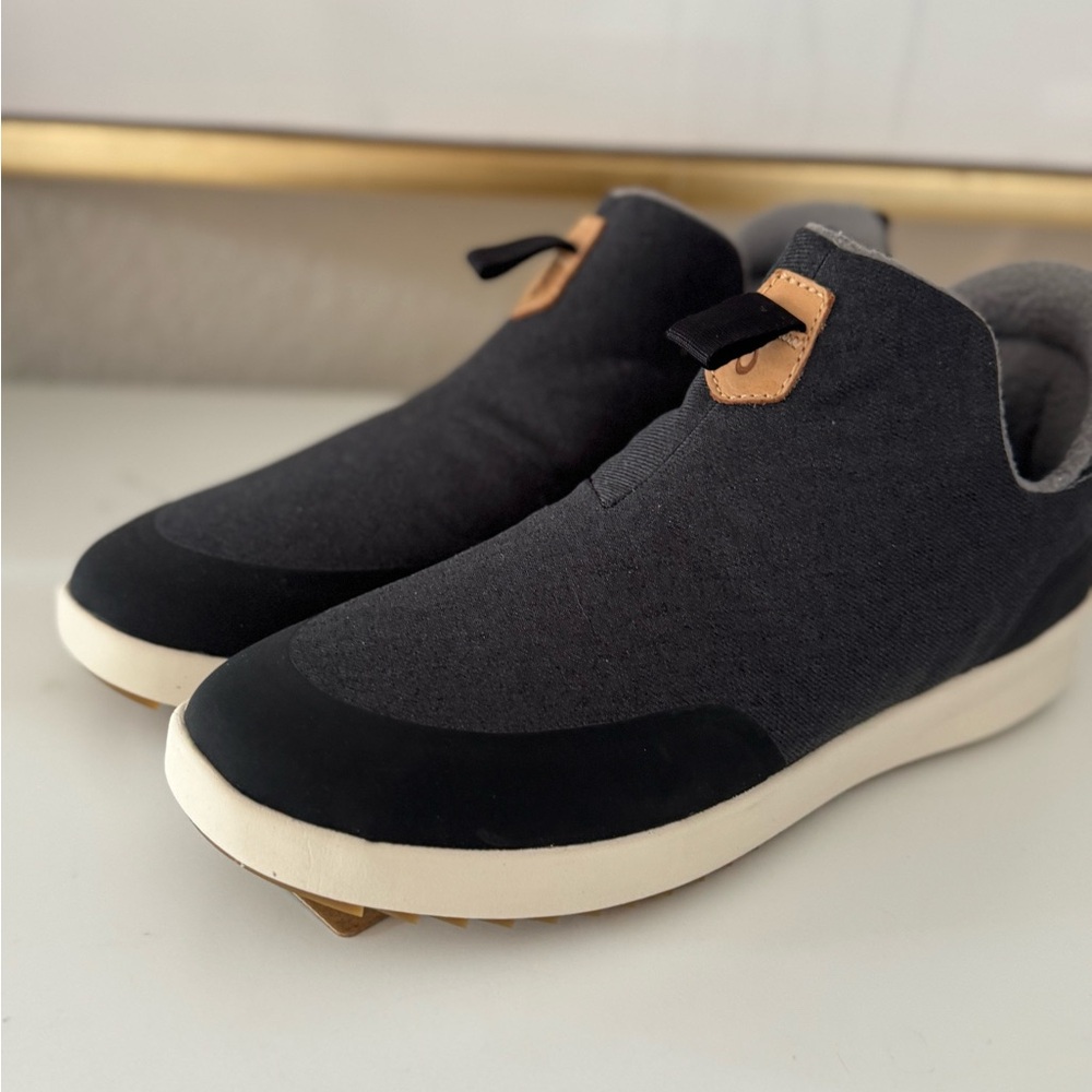 Olukai shoes size 9, brand nee, never worn.